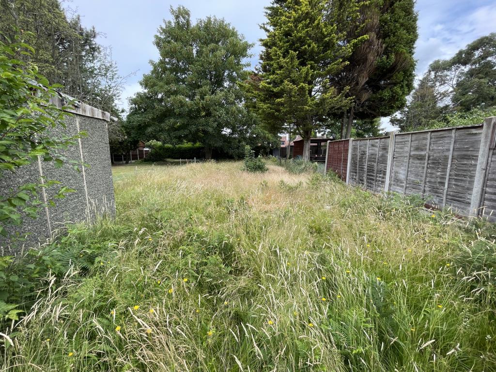 Lot: 13 - SEMI-DETACHED BUNGALOW WITH GARAGE FOR IMPROVEMENT - External image of rear garden from back of bungalow